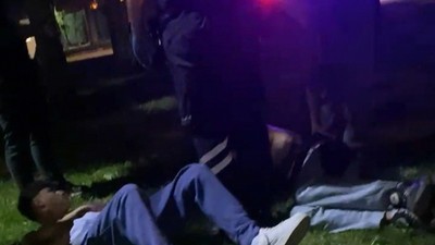 Parkta 2 genci lazerle taciz edip, bıçakla yaralayan 2 şüpheliden 1’i tutuklandı