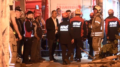 Fatih'te, 2 katlı metruk binada kısmi çökme