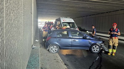 Lastiği patlayan otomobil tünel duvarına çarptı; 3'ü çocuk 5 yaralı