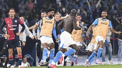 Napoli, İtalya Ligi'nde mutlu sona ulaşıp şampiyonluğu göğüsledi