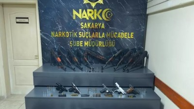 Sakarya'da durdurulan polis memurunun aracından cephanelik çıktı