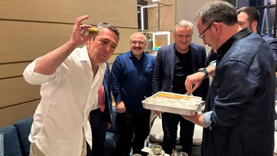 Final maçı öncesi Ali Koç'a baklava ikramı