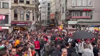 Galatasaray taraftarı şampiyon takımlarını görmek için Beyoğlu'na akın etti