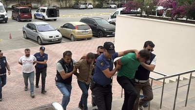 Makas atıp, kendilerini durduran polislere saldıran alkollü sürücü ve 2 arkadaşı adliyede