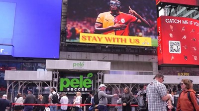 Times Meydanı'nda Galatasaraylı taraftardan Osimhen'e "Bizimle Kal" çağrısı