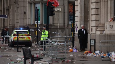 Liverpool'daki kutlamalarda araç kalabalığa daldı: Çok sayıda yaralı, bir kişi gözaltında