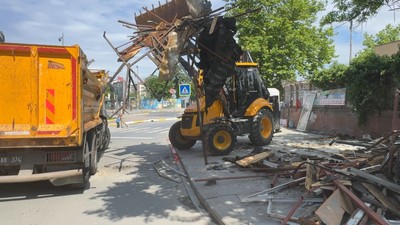 Avcılar'da kaçak büfeler 15 yıl sonra yıkıldı