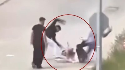 Elazığ'da tekme ve yumruklu kavga kamerada