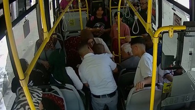 Otobüs şoförünün Heimlich manevrası 1 yaşındaki bebeğin hayatını kurtardı
