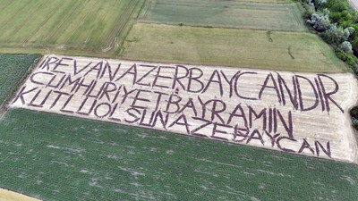 Lüleburgaz'da fotoğraf sanatçısı Azerbaycan'ın bağımsızlık gününü tarlasına yazdığı yazıyla kutladı