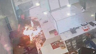 Telefon bataryası tamir sırasında patlayıp, alev aldı