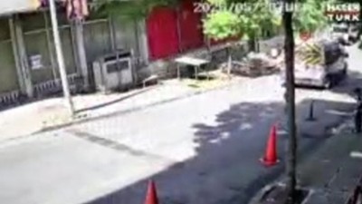 Uyarıya rağmen kediyi ezip yoluna devam etti