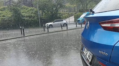 İstanbul'u dolu vurdu! Hazırlıksız yakalananlar zor anlar yaşadı