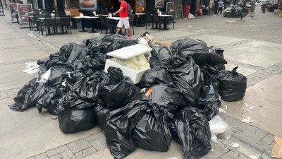 İzmir'de grevin 3'üncü gününde sokaklarda çöpler birikti