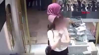 Müşteri gibi geldiği kuyumcu dükkanından altın bileklik çaldı