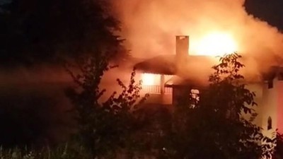Yalova'da 3 katlı binanın çatısındaki yangın söndürüldü