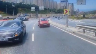 Maltepe'de yola düşen motosiklet sürücüsünü korumak için yolun 1 şeridini trafiğe kapattılar