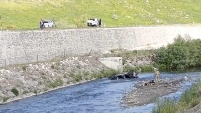 Bir aile dereye uçan araçta can verdi