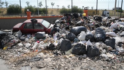 İzmir Bornova'da araçlar çöp altında kaldı ama nedeni grev değil