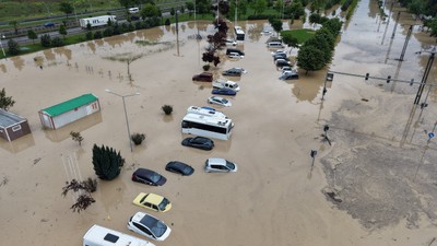 Trabzon’da sağanak yağmur felaketi getirdi: Araçlar mahsur kaldı, hayvanlar telef oldu
