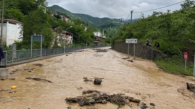 Trabzon'da sel felaketi: Bir kişi kayıp