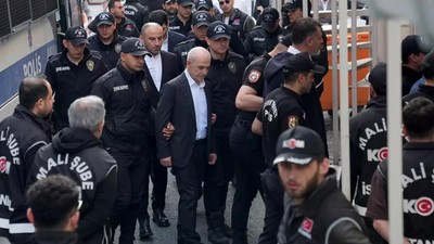 CHP'li belediyelere yolsuzluk soruşturmasında 5'i belediye başkanı 22 kişi tutuklandı