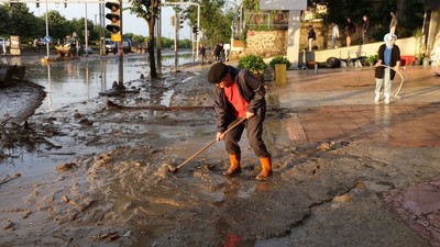 Trabzon'da sel gitti, çamur kaldı: Kayıp kişi aranıyor
