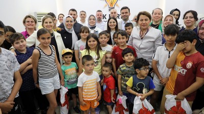 AK Parti Kadın Kolları’nın “İş’te Kadın Kardeşim” Projesiyle Bayramda 1500 Çocuk Giydirildi