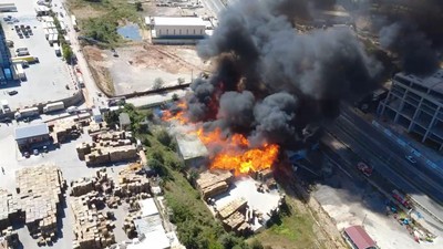 Kocaeli’de palet fabrikasında yangın! Dumanlar gökyüzünü kapladı