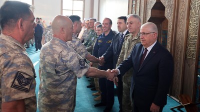 Bakan Güler, Kütahya'da Mehmetçikle bayramlaştı