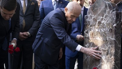 Devlet Bahçeli, Alparslan Türkeş'in kabrini ziyaret etti