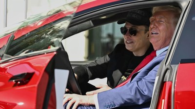 Trump, Musk'a destek olmak için aldığı Tesla'yı satıyor