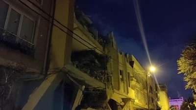 Avcılar'da 6 katlı binada kısmi çökme! Kentsel dönüşüm kapsamında yıkımına başlanmıştı