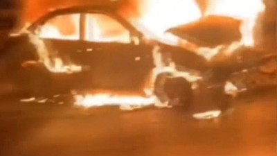 Bayrampaşa'da yayaya çarpmamak için bariyerlere çarpan otomobil alev aldı