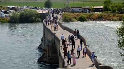 Muş'taki Tarihi Murat Köprüsü'nde bayram yoğunluğu