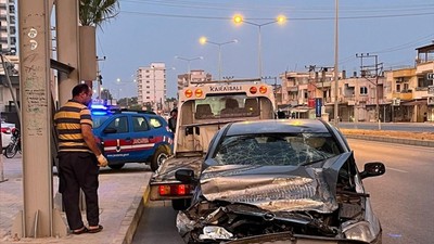 Mersin'de üst geçide çarpan araçta 6 yaralı