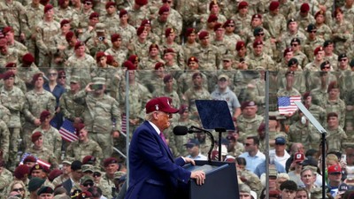 Donald Trump kurşun geçirmez camın arkasından konuştu