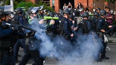 Los Angeles'ta göçmen protestoları artıyor: Sokağa çıkma yasağı ilan edildi!