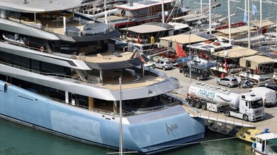 Lüks mega yat 'Aviva' Fethiye Limanı'nda yakıt ikmalinde bulundu