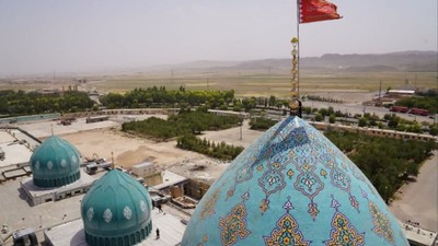 İran'ın kırmızı intikam bayrağı göndere çekildi