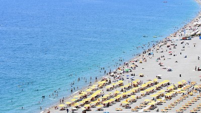 Antalya'da sıcak havadan bunalan vatandaşlar soluğu sahilde aldı