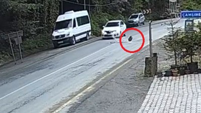 Otomobil düşen kayadan son anda kurtuldu
