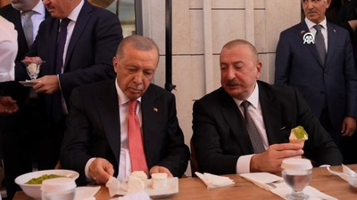 Cumhurbaşkanı Erdoğan Azerbaycan Cumhurbaşkanı Aliyev'e Kahramanmaraş dondurması ikram etti
