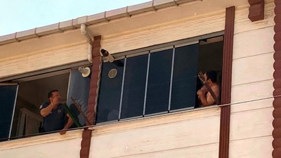 Eşiyle tartışan adam 4 aylık oğlunu pencereden atmaya kalktı