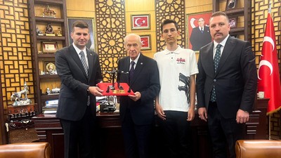 MHP Lideri Bahçeli'ye kendisine takdim edilen İHA prototipe 'TÜRKHAN' adını verdi