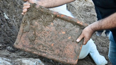 Ordu'da yol genişletme çalışmalarında tarihi kiremit mezar kalıntıları bulundu