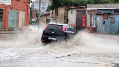 Edirne'de haziran ayında sağanak: Yollar göle döndü