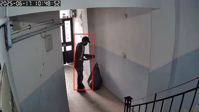 Hırsız ayakkabıları büyük siyah poşete doldurup kaçtı