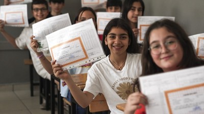 Okullarda karne heyecanı! Yaklaşık 20 milyon öğrenci yaz tatiline girdi