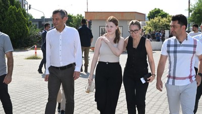 Ferdi Zeyrek’in kızı Nehir, TYT’ye CHP Lideri Özgür Özel ve annesiyle geldi